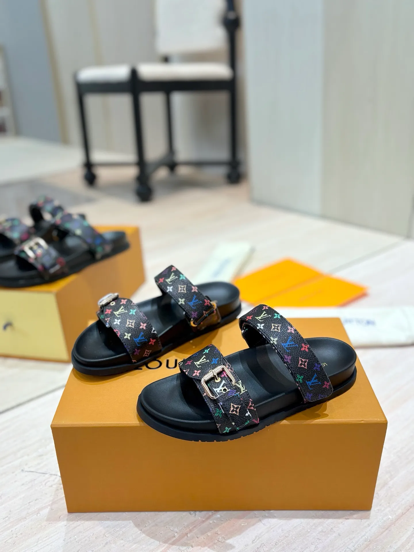 👟👟Ex-factory price 400👟👟 LV 2025 spring and summer new products 🥰 Popular LV donkey brand counters Embossed logo embossed sandals This Pool Pillow Comfort flat sandals are made of technical fabrics and use high-frequency embossing technology to reinterpret the Monogram pattern. Soft padded upper with adjustable Velcro, comfortable and tough insole adds harmonious colors 👍New hard goods, purchasing agent level! Full of high-end feel! A popular model among bloggers at home and abroad, it’s retro and fashionable and looks amazing on your feet! The official website's main recommendation 👍👍 ✅ Upper: waterproof special original fabric ✅ Inner lining: imported mixed sheepskin ✅ Outsole: original molded foam outsole ✅ Number of sizes: women's size 35-45 (women's size 41 men's 38.45, custom-made, non-refundable) ✅ Packaging: full set of drawer boxes ​
